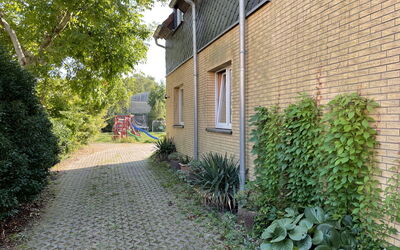 Waren 609: Fabriek, Gebouw, Weg Oppervlak, Venster, Flooring, Buurt, Huis, Woongebied, Onroerend Goed, Asfalt