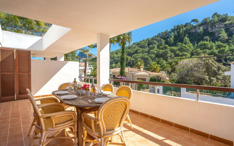 Cala San Vicente 625: Tafel, Meubilair, Eigendom, Stoel, Schaduw, Gebouw, Interieur Ontwerp, Hout, Fabriek, Boom