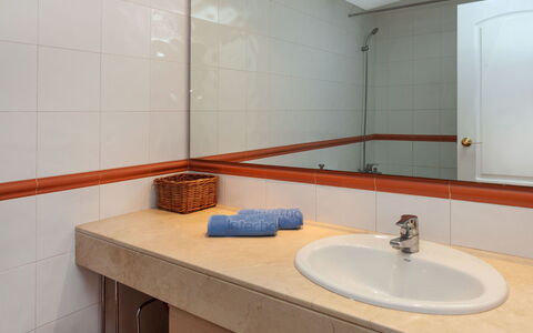 Pals 646: Badkamer, Kamer, Eigendom, Tegel, Interieur Ontwerp, Kraan, Wastafel In De Badkamer, Architectuur, Ceramic, Verdieping