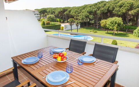 Green Mar C: Tafel, Fabriek, Gebouw, Meubilair, Eigendom, Tableware, Lucht, Venster, Stoel, Boom