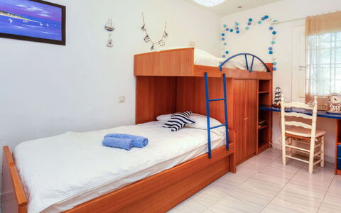 Villa Blanca Feliu: Slaapkamer, Bed, Kamer, Meubilair, Eigendom, Laken, Matras, Bed Frame, Gebouw, Bedding