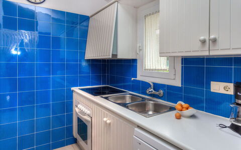Villa Blanca Feliu: Eigendom, Kamer, Blauw, Badkamer, Tegel, Onroerend Goed, Interieur Ontwerp, Cabinetry, Gebouw, Meubilair