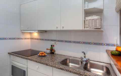 Trebol Blanco: Countertop, Eigendom, Cabinetry, Keuken, Kamer, Meubilair, Tegel, Interieur Ontwerp, Wastafel, Fornuis
