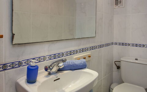 Trebol Blanco: Badkamer, Kamer, Eigendom, Toilet, Kraan, Loodgieterswerkinrichting, Tegel, Badkamer Accessoire, Muur, Wastafel In De Badkamer