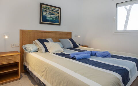 Trebol Blanco: Slaapkamer, Bed, Meubilair, Laken, Kamer, Eigendom, Bedding, Bed Frame, Matras, Muur