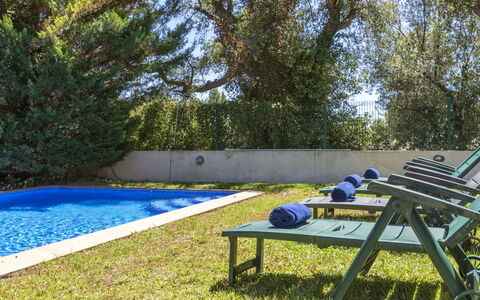 Bretos: Blauw, Zwembad, Buitenmeubels, Tuin, Schaduw, Backyard, Toevlucht, Vrije Tijd, Landscaping, Gazon