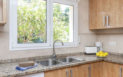 Bretos: Keuken, Countertop, Gootsteen, Hout, Wastafel, Toestel Van De Keuken, Major Appliance, Cabinetry, Interieur Ontwerp, Huis