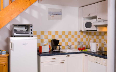 Saint Hilaire de Riez 608: Cabinetry, Eigendom, Countertop, Gootsteen, Wit, Toestel Van De Keuken, Fornuis, Wastafel, Gebouw, Keuken