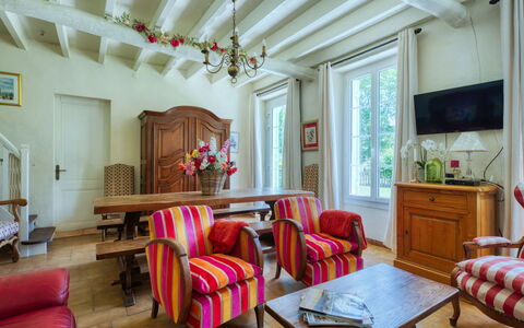 Poumeyrette: Meubilair, Tafel, Fotolijst, Eigendom, Cabinetry, Stoel, Hout, Bloem, Interieur Ontwerp, Gebouw