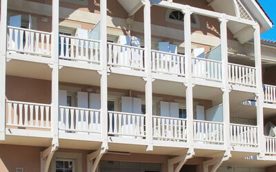 Arcachon 617: Gebouw, Eigendom, Lucht, Venster, Blauw, Huis, Condominium, Stedelijk Ontwerp, Hout, Siding