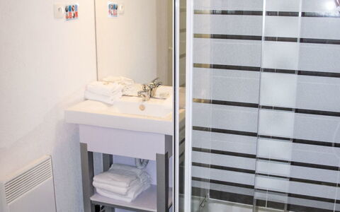 Le Grau du Roi 604: Flooring, Verdieping, Interieur Ontwerp, Loodgieterswerkinrichting, Kamer, Badkamer, Plafond, Loodgieter, Wastafel, Deur Van De Douche