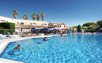 Cap D'Agde 613: Water, Lucht, Zwembad, Gebouw, Boom, Vrije Tijd, Badplaats, Buitenmeubels, Recreatie, Pret