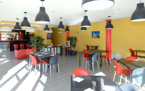 Argelès sur Mer 627: Tafel, Meubilair, Eigendom, Stoel, Architectuur, Interieur Ontwerp, Verdieping, Flooring, Onroerend Goed, Plafond