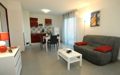 Demeures de la Massane 627.5: Meubilair, Tafel, Bankstel, Comfort, Fotolijst, Flooring, Interieur Ontwerp, Slaapbank, Verdieping, Woonkamer