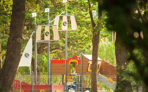 Argelès sur Mer 628: Boom, Speeltoestel, Openbare Ruimte, Menselijke Nederzetting, Park, Dia Van De Speelplaats, Recreatie, Speelplaats, Schaduw, Chute