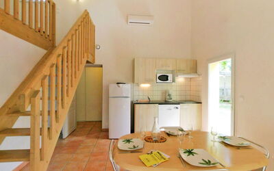 Le Mediterranée 628.2: Kamer, Eigendom, Gebouw, Meubilair, Trap, Verdieping, Interieur Ontwerp, Huis, Leuning, Plafond