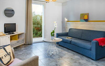 Domaine du Golf 612.6: Meubilair, Kamer, Woonkamer, Eigendom, Interieur Ontwerp, Verdieping, Gebouw, Geel, Huis, Tafel