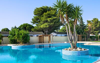Vendres 604: Water, Lucht, Fabriek, Zwembad, Azure, Boom, Arecales, Badplaats, Natuurlijk Landschap, Eco Hotel