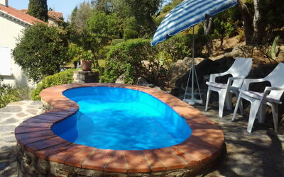 Le Lavandou 604: Zwembad, Eigendom, Blauw, Backyard, Azure, Onroerend Goed, Vrije Tijd, Huis, Vakantie, Gebouw