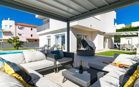 Villa Virtus: Eigendom, Gebouw, Interieur Ontwerp, Kamer, Woonkamer, Meubilair, Onroerend Goed, Huis, Huis, Appartement