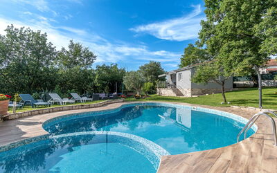 Pazin 615: Blauw, Zwembad, Schaduw, Toevlucht, Tuin, Buitenmeubels, Landscaping, Backyard, Eco Hotel, Waterpartij