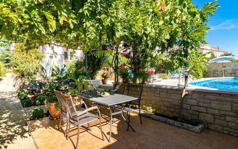 Poreč 606: Tafel, Fabriek, Meubilair, Bloempot, Stoel, Lucht, Gebouw, Buitenmeubels, Buitentafel, Schaduw