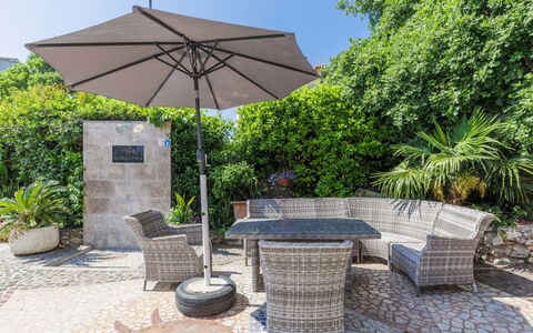 Rovinj 684: Fabriek, Eigendom, Lucht, Schaduw, Bloempot, Buitenmeubels, Huis, Boom, Tafel, Openbare Ruimte