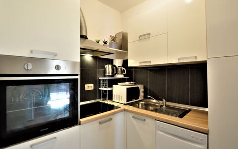 Pinezic: Cabinetry, Countertop, Toestel Van De Keuken, Fornuis, Keuken, Huishoudapparatuur, Gasfornuis, Magnetron, Hout, Fornuis