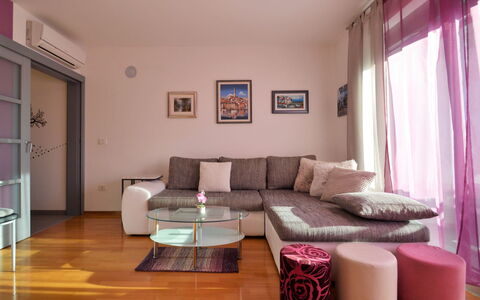 Pinezic: Bankstel, Meubilair, Eigendom, Comfort, Hout, Purper, Interieur Ontwerp, Slaapbank, Flooring, Woonkamer