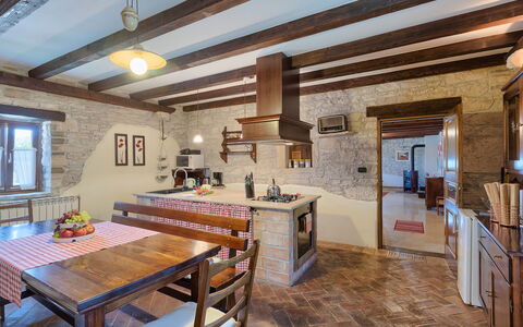 Bozac: Tafel, Meubilair, Hout, Interieur Ontwerp, Stoel, Verlichting, Keuken, Straal, Venster, Flooring