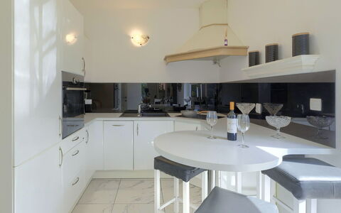 Libera: Countertop, Cabinetry, Meubilair, Tafel, Keuken, Stoel, Kraan, Interieur Ontwerp, Toestel Van De Keuken, Hout