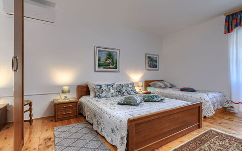 Pula Marčana 609: Bed, Meubilair, Interieur Ontwerp, Bedding, Slaapkamer, Verdieping, Flooring, Laken, Kamer, Hout