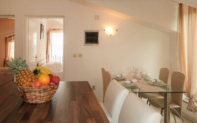 Marinella 752.1: Tafel, Meubilair, Stoel, Gebouw, Hout, Interieur Ontwerp, Venster, Verdieping, Woonkamer, Flooring