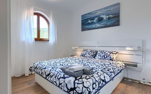 Ester: Bed, Interieur Ontwerp, Slaapkamer, Meubilair, Flooring, Verdieping, Hout, Bedding, Laken, Kamer