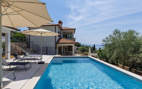 Ester: Zwembad, Blauw, Woongebied, Toevlucht, Huis, Vrije Tijd, Balkon, Buitenmeubels, Eco Hotel, Ligstoel