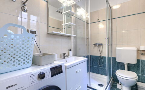 Ester: Wasmachine, Loodgieterswerkinrichting, Interieur Ontwerp, Flooring, Badkamer, Verdieping, Wastafel, Badkamerkast, Wasruimte, Wastafel In De Badkamer