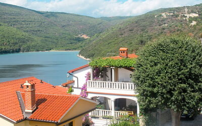 Labin 755: Water, Lucht, Wolk, Eigendom, Berg, Fabriek, Auto, Gebouw, Venster, Voertuig