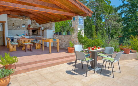 Kos: Eigendom, Patio, Onroerend Goed, Backyard, Gebouw, Huis, Werf, Huis, Kamer, Landscaping