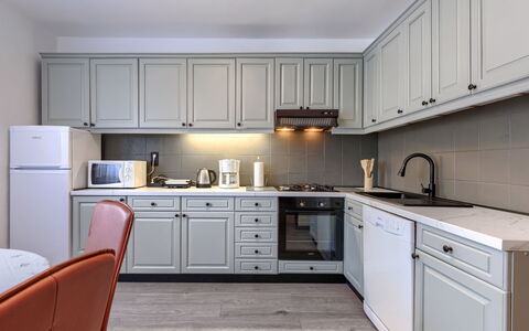 Lola: Keuken, Cabinetry, Toestel Van De Keuken, Countertop, Interieur Ontwerp, Meubilair, Major Appliance, Flooring, Verlichting, Kast
