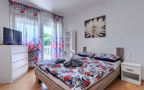Lola: Meubilair, Bed, Interieur Ontwerp, Slaapkamer, Bedding, Laken, Verdieping, Flooring, Hout, Kamer