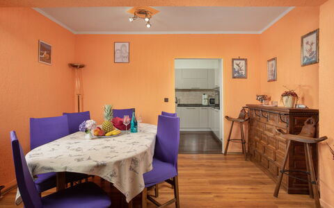 Lola: Kamer, Meubilair, Eigendom, Verdieping, Eetkamer, Plafond, Interieur Ontwerp, Gebouw, Muur, Tafel