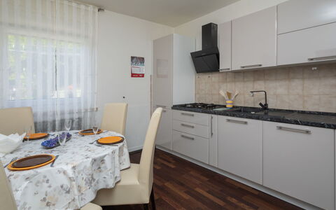 Lola: Kamer, Eigendom, Meubilair, Keuken, Interieur Ontwerp, Gebouw, Verdieping, Countertop, Huis, Geel
