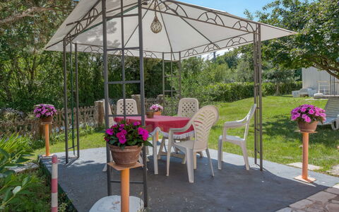 Lola: Fabriek, Bloem, Meubilair, Tafel, Gebouw, Stoel, Buitentafel, Plantkunde, Schaduw, Bloempot