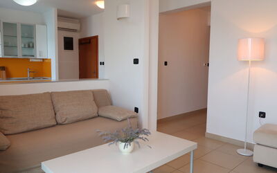 Milevoj 633.6: Eigendom, Wit, Tafel, Verlichting, Bankstel, Interieur Ontwerp, Hout, Comfort, Woonkamer
