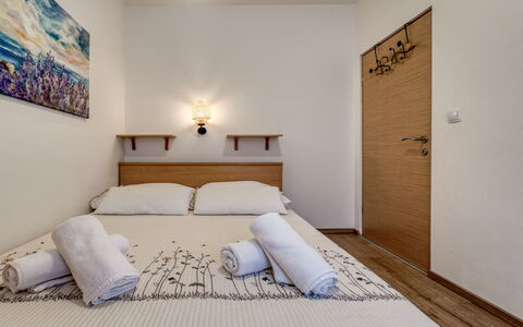 Krk Krk 664: Interieur Ontwerp, Slaapkamer, Muur, Bed, Hout, Meubilair, Verdieping, Flooring, Laken, Bedding
