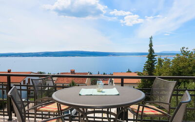 Crikvenica 602: Wolk, Lucht, Water, Tafel, Meubilair, Eigendom, Azure, Buitentafel, Buitenmeubels, Hout
