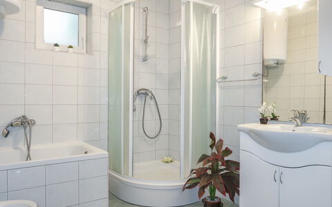 Manestar: Badkamer, Kamer, Eigendom, Tegel, Kraan, Interieur Ontwerp, Loodgieterswerkinrichting, Muur, Verdieping, Architectuur