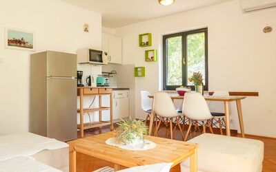 Novak 625.2: Kamer, Meubilair, Eigendom, Woonkamer, Interieur Ontwerp, Gebouw, Tafel, Huis, Geel, Verdieping