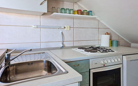 Valentina: Keuken, Toestel Van De Keuken, Gootsteen, Countertop, Major Appliance, Loodgieterswerkinrichting, Fornuis, Cabinetry, Flooring, Huishoudapparatuur