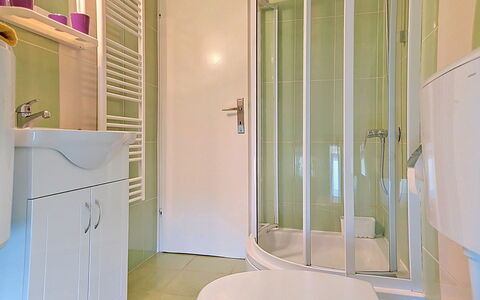Valentina: Loodgieterswerkinrichting, Flooring, Verdieping, Badkamer, Interieur Ontwerp, Loodgieter, Kraan, Kamer, Wastafel In De Badkamer, Wastafel
